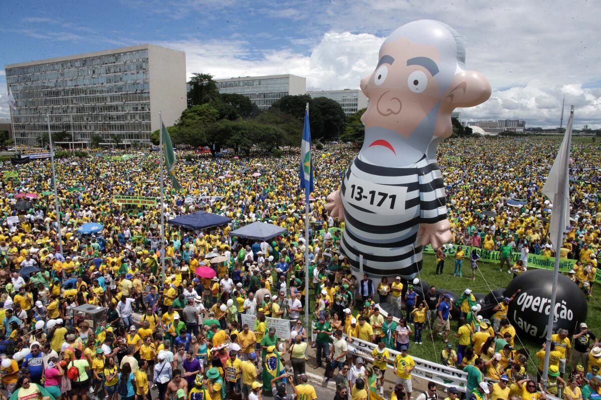 Una protesta en Brasilia en que los manifestantes alzan un muñeco representando al ex presidente Luiz Inacio Lula da Silva vestido con uniforme de preso el 13 de marzo del 2016. (AP Photo/Eraldo Peres)