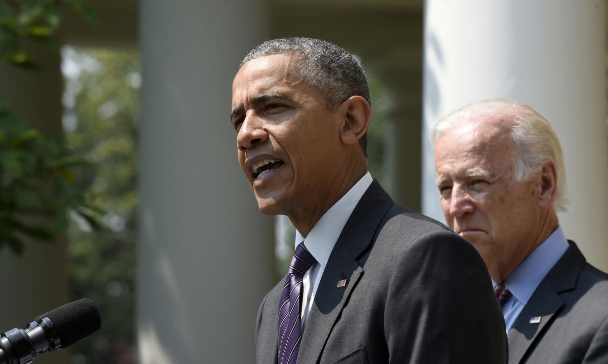 El presidente Barack Obama, acompañado por el vicepresidente Joe Biden, habla en el jardín de la Casa Blanca en Washington, el miércoles 1 de julio de 2015. Obama anunció que Estados Unidos y Cuba reabrirán sus respectivas embajadas el próximo 20 de julio.(AP Foto/Susan Walsh)
