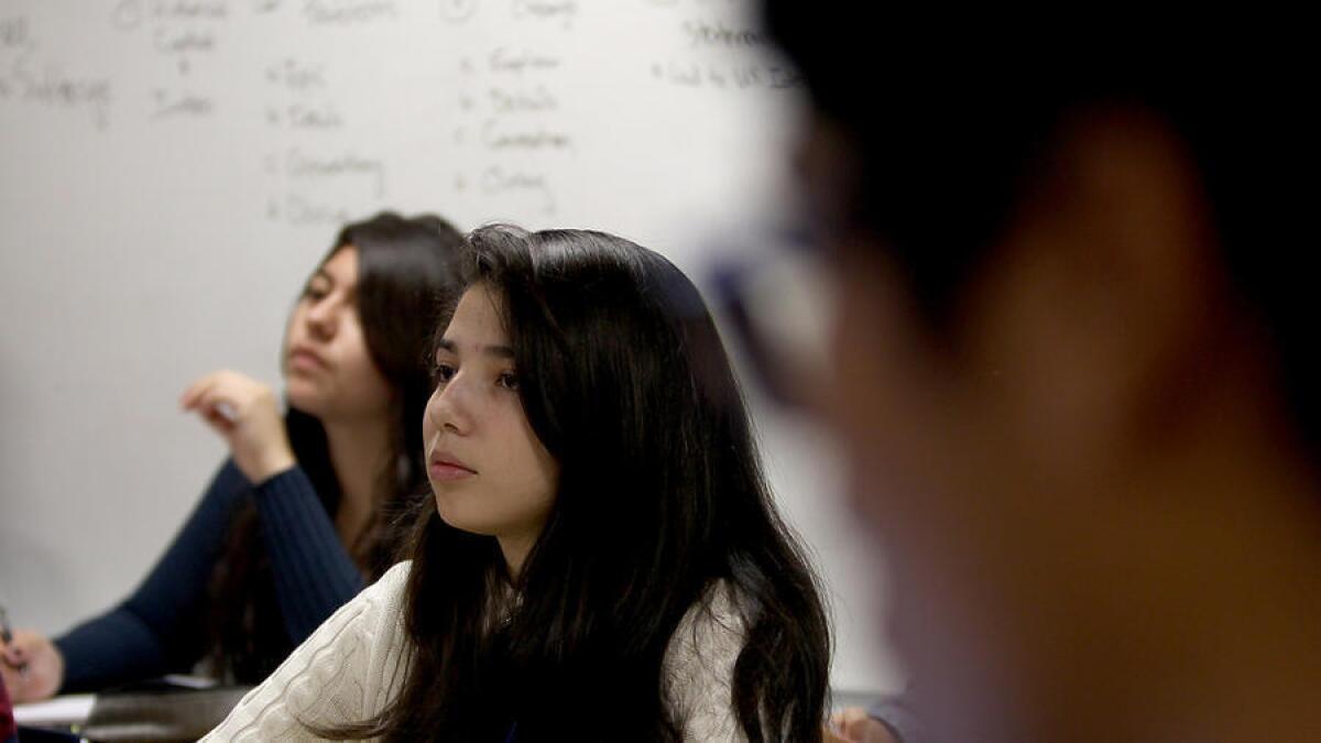 Estudiantes escuchan una clase de historia avanzada en la escuela del centro de Los Ángeles en el 2013 en la Magnets High School.
