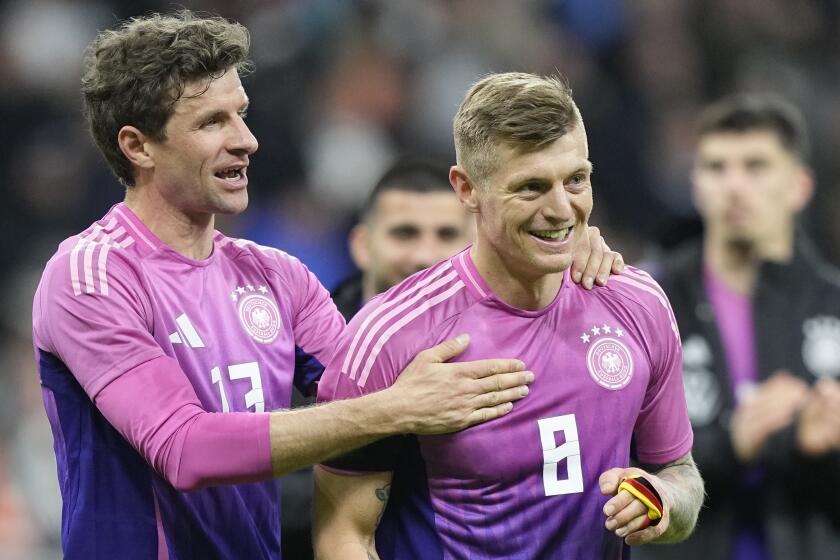 ARCHIVO - Los jugadores alemanes Thomas Muller (izquierda) y Toni Kroos tras el partido amistoso contra Holanda, el martes 26 de marzo de 2024, en Fráncfort. (AP Foto/Martin Meissner)