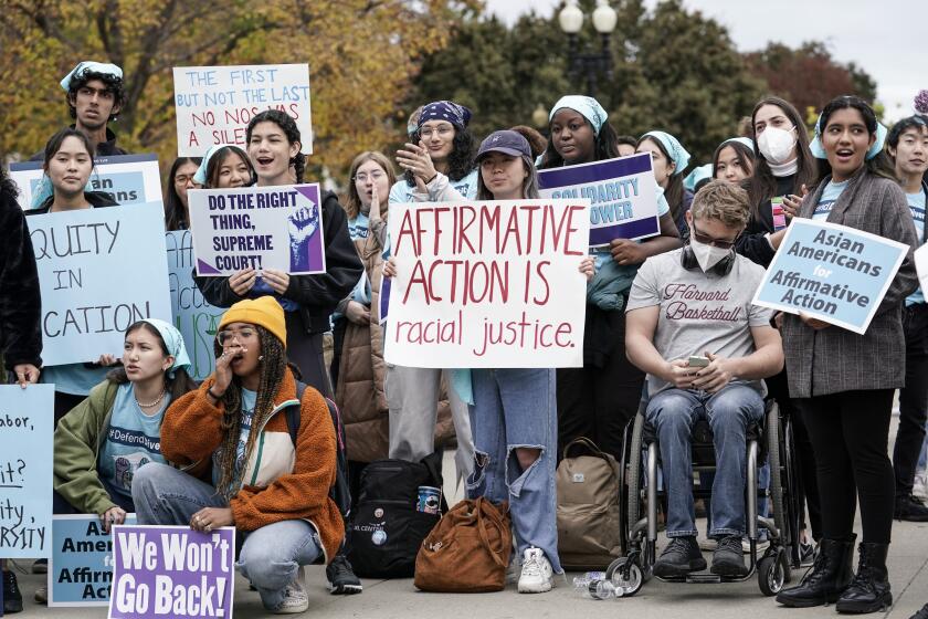 Un grupo de personas protestan contra la injusticia racial frente a la Corte Suprema en Washington, el 31 de octubre de 2022. (Foto AP /J. Scott Applewhite)