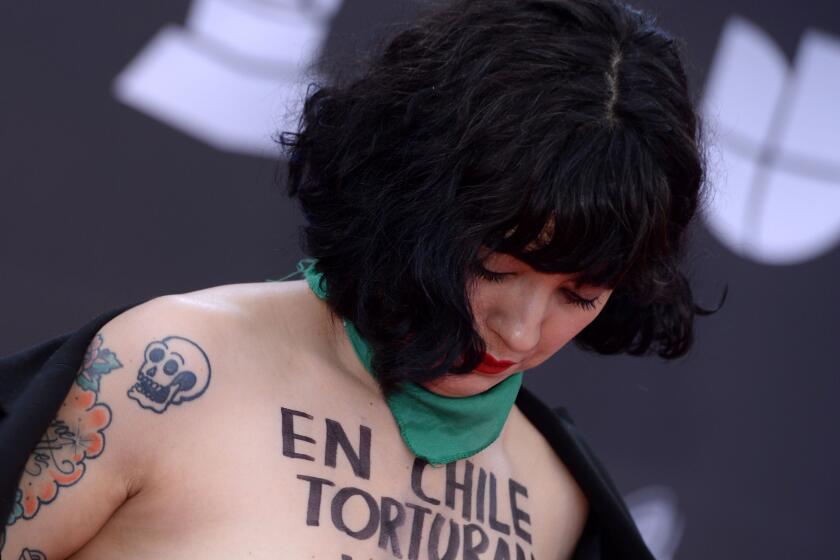 Mon Laferte expone sus pechos en los Latin Grammy en protesta a la crisis social en su país.