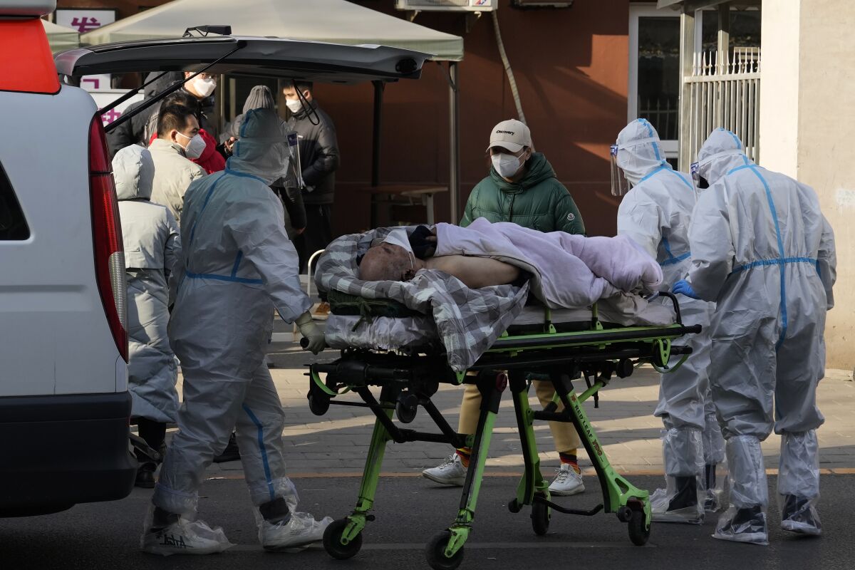 Un hombre mayor, en una camilla, es trasladado a un hospital, en Beijing, el 9 de diciembre de 2022. (AP Foto/Ng Han Guan)