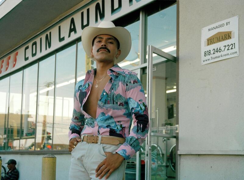 Fabian Guerrero,位于加利福尼亚州Lynwood的Laundromat的Jose,来自2017年的“ Queer Brown Ranchero”系列。喷墨印刷,50.8×40.6厘米。