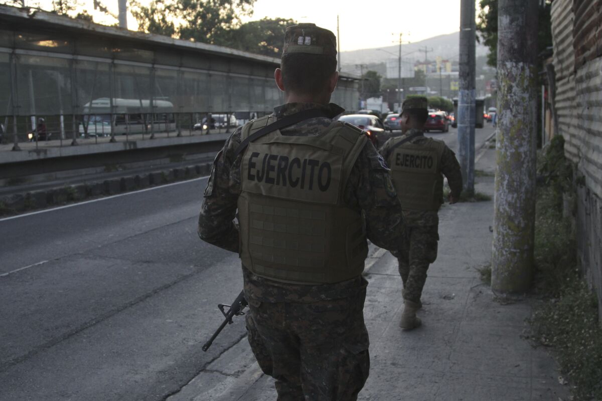 Soldados patrullan las calles de Soyapango, El Salvador, el 5 de diciembre de 2022. (AP Foto/Salvador Melendez)