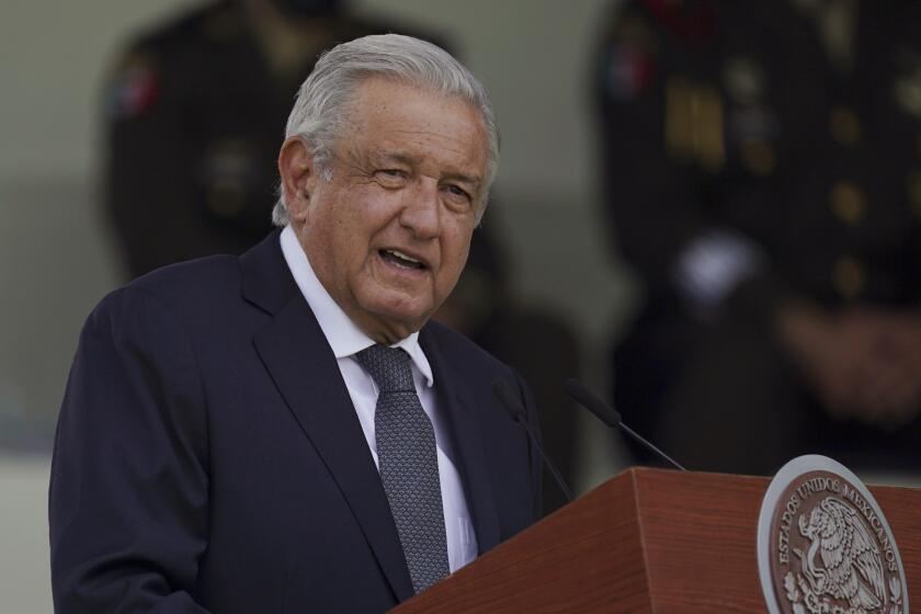 ARCHIVO - El presidente mexicano, Andrés Manuel López Obrador, durante su intervención en un desfile militar en Ciudad de México, el 13 de agosto de 2021. El mandatario arreció críticas contra los medios de comunicación el viernes 23 de febrero en su conferencia matutina, tras las críticas surgidas por haber divulgado el teléfono de una periodista del New York Times a raíz de la publicación de un reportaje en donde se mencionaban presuntos aportes del narcotráfico a colaboradores cercanos al presidente. (AP Foto/Fernando Llano, Archivo)