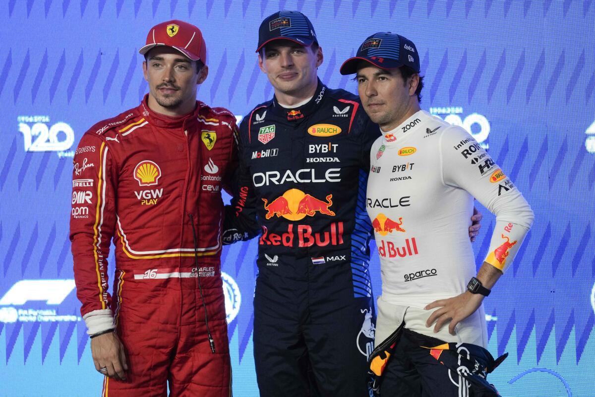 El piloto de Red Bull Max Verstappen posa con Charles Leclerc de Ferrari y su compañero Sergio Pérez tras quedar en la primera posición de la parrilla de salida el viernes 8 de marzo del 2024 para el Gran Premio de Arabia Saudí. (AP Foto/Darko Bandic)
