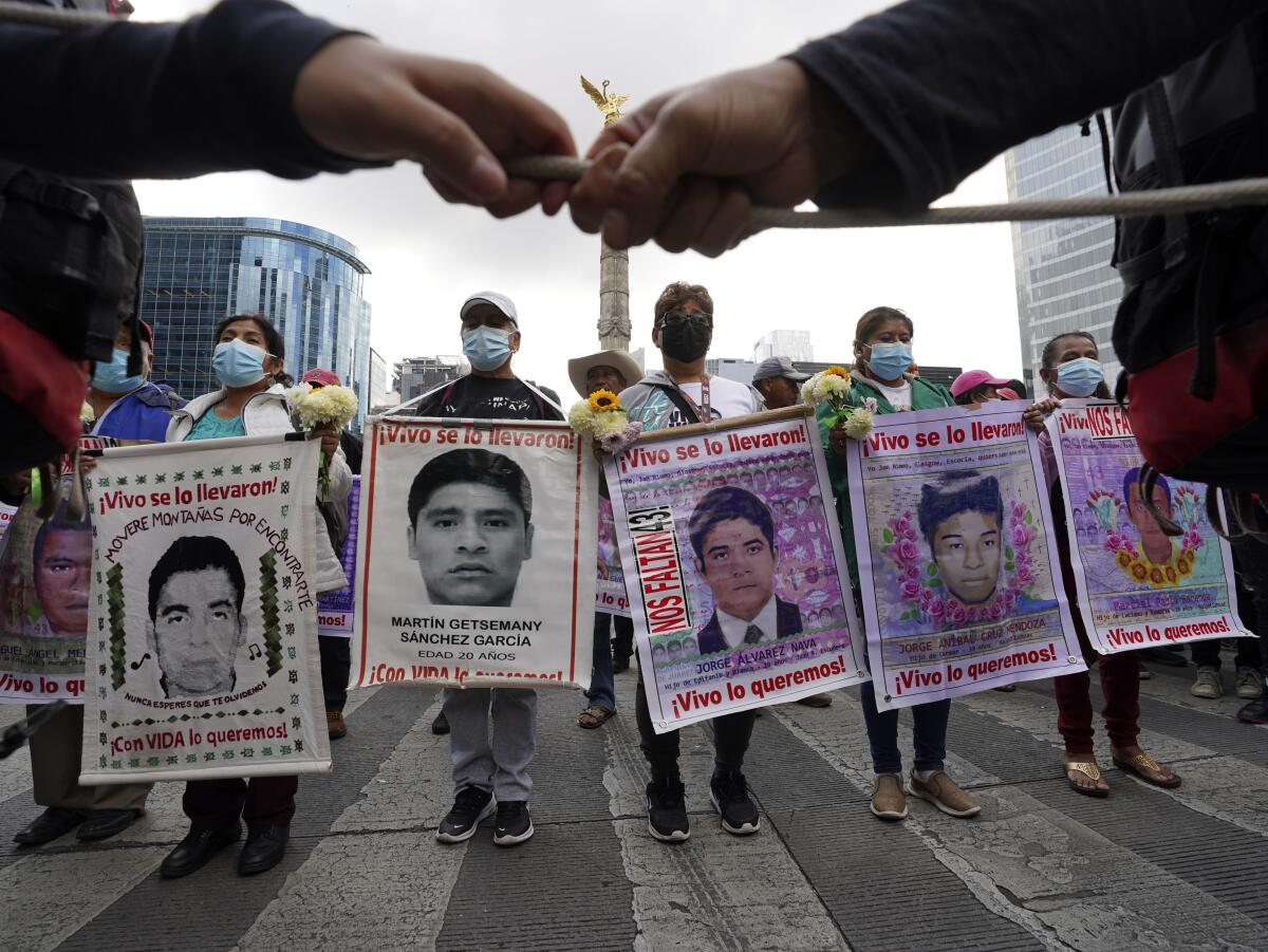 ARCHIVO - Familiares y compañeros de clase de los 43 estudiantes de colegio de Ayotzinapa 