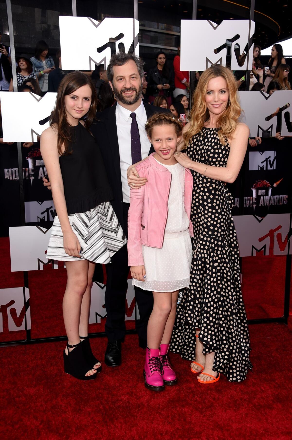 Actress Maude Apatow, producer-director Judd Apatow, actress Iris Apatow, and actress Leslie Mann at a premiere.