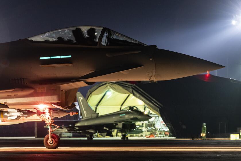En esta foto, proporcionada por el Ministerio de Defensa del Reino Unido, un avión Typhoon de la Real Fuerza Aérea se prepara para despegar con otras aeronaves para atacar blancos hutíes en Yemen, el sábado 24 de febrero de 2024. (Cabo Tim Laurence/RAF/Ministerio de Defensa del R.U. vía AP)