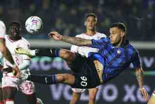 Gianluca Scamacca anota un gol para Atalanta en la victoria 4-1 ante la Fiorentina en la semifinales de la Copa Italia, el miércoles 24 de abril de 2024, en Bérgamo. (Spada/LaPresse vía AP)