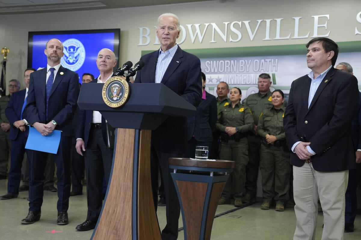 El presidente Joe Biden da un discurso durante una visita a la frontera sur de Estados Unidos