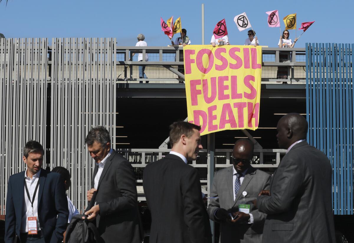 ARCHIVO - Activistas medioambientales de Extinction Rebellion sostienen una pancarta 