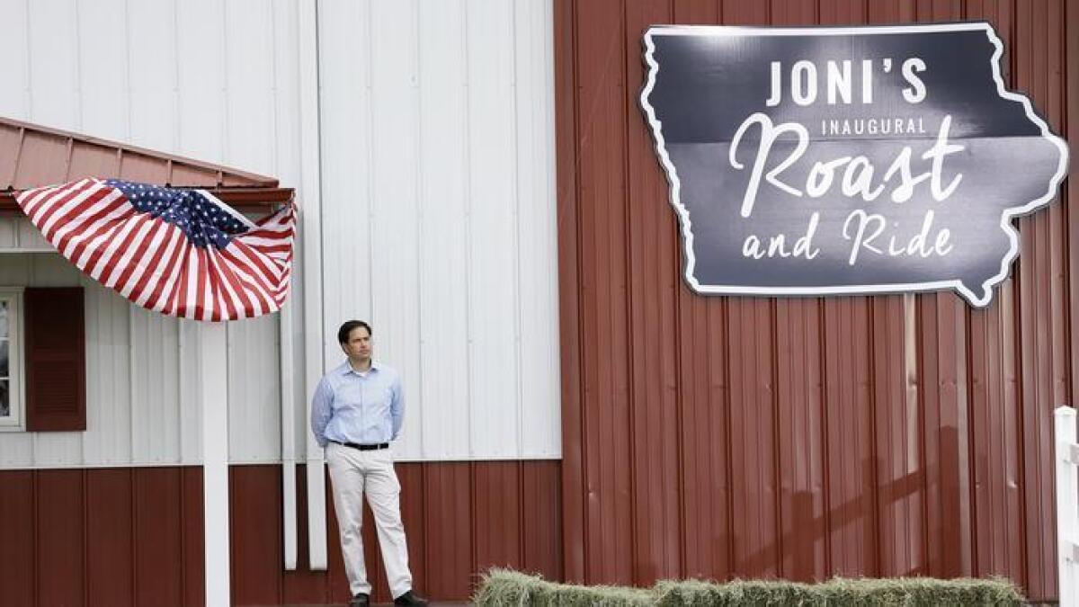 Marco Rubio, el candidato presidencial republicano, espera su turno para hablar en un evento de recaudación de fondos el 6 de junio en Boone, Iowa para la senadora Joni Ernst.