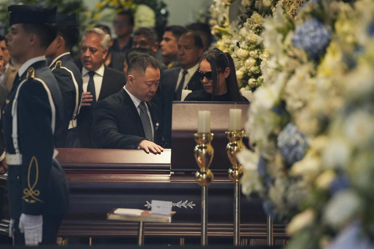 Kenji Fujimori junto al ataúd de su padre, el expresidente Alberto 