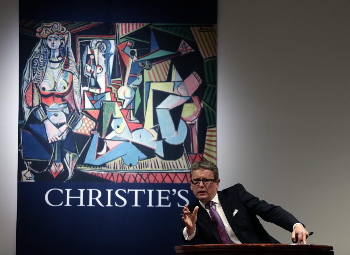 El presidente global de Christie's, Jussi Pylkkaenen, lidera la subasta de "Les femmes d'Alger" de Pablo Picasso, en la casa Christie's en Nueva York (EE.UU.). Esta obra se convirtió en la pintura más cara jamás subastada, en una puja en la que también se vendió la obra "L'homme au doigt" (el hombre que señala) de Alberto Giacometti, la escultura más cara jamás subastada que alcanzó los 141.28 millones de dólares.