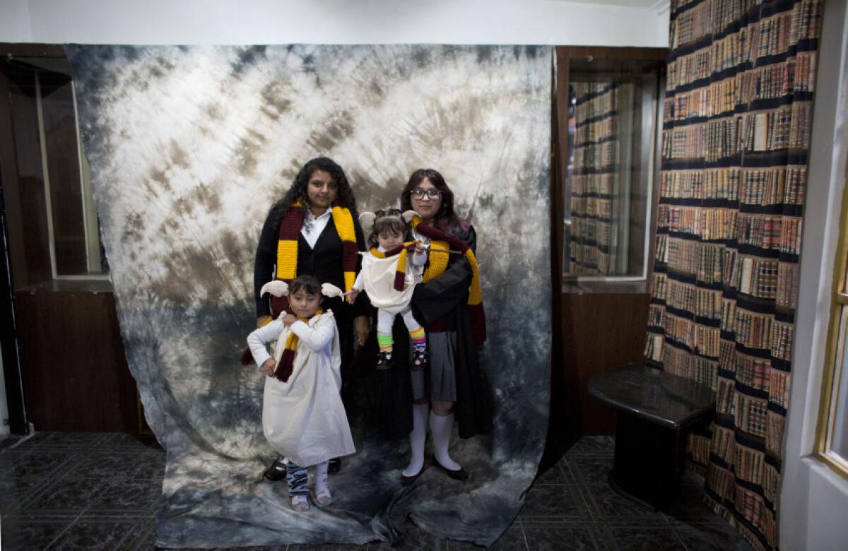 Fotografía del 29 de septiembre de 2015 de Paola Villalobos (atrás a la izquierda) y su hija Rebeca, de 5 años (al frente, a la izquierda), junto con su prima Ana Garfias y la hijita de Garfias, Zoe, de 11 meses, posando para una fotografía en la inauguración del museo "La Casa de Asher Potter" en la ciudad de México.