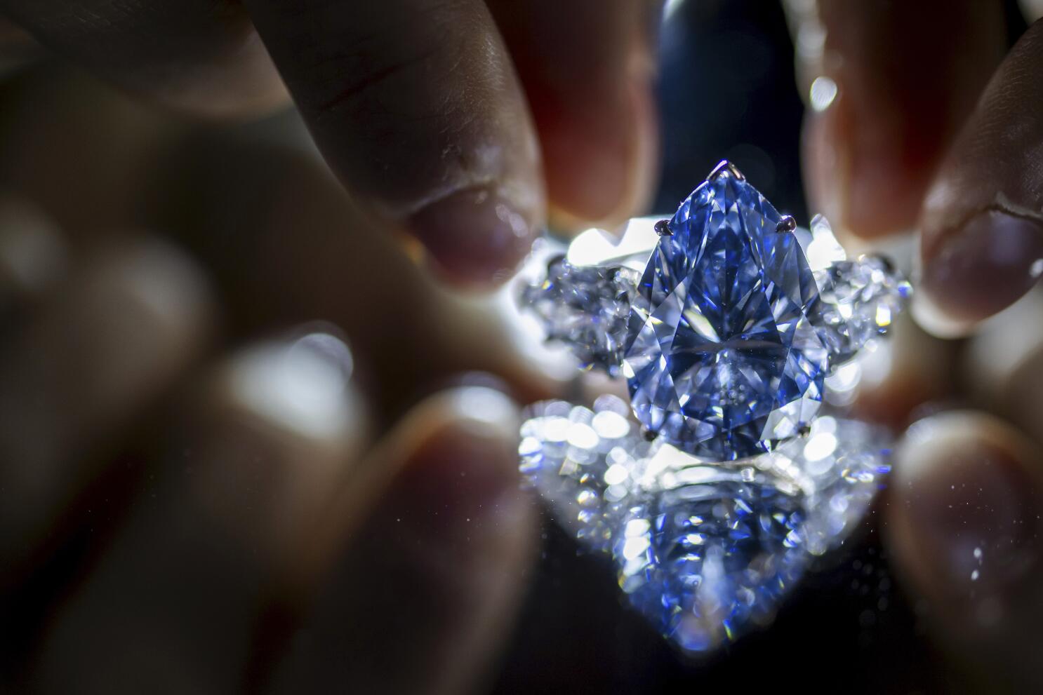 Anillo con un enorme diamante azul se vende por más de 44 mdd en subasta en  Ginebra - Los Angeles Times