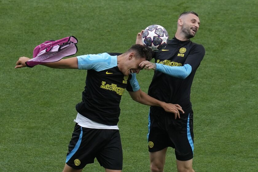 El argentino Lautaro Martínez (izquierda) y Marcelo Brozovic disputan un balón en una práctica del Inter, el viernes 9 de junio de 2023, en Estambul (AP Foto/Thanassis Stavrakis)