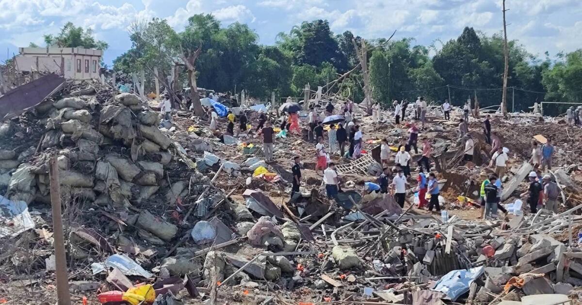 Une explosion dans un bâtiment birman contenant des explosifs a tué 46 personnes, selon les sauveteurs.