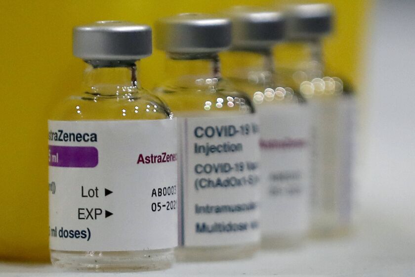 Una dosis de la vacuna contra el coronavirus desarrollada por AstraZeneca lista para ser utilizada en Londres, el miércoles 3 de febrero de 2021. (AP Foto/Frank Augstein)