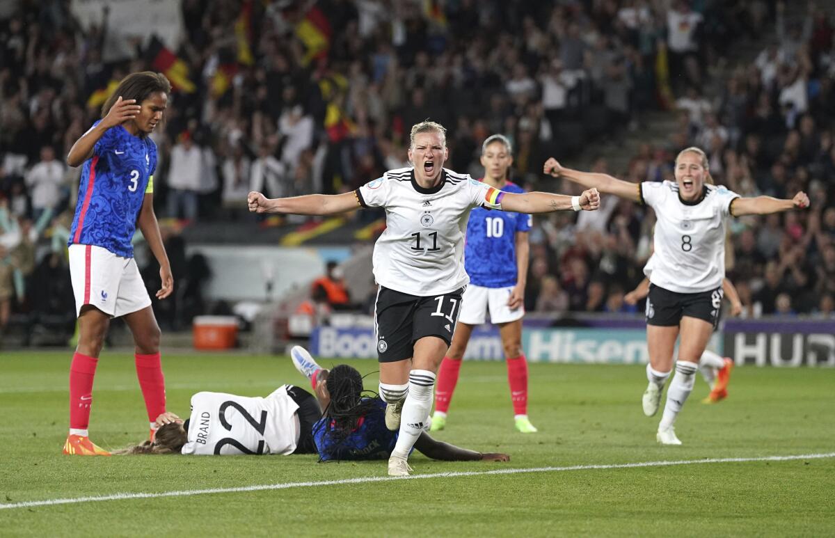 Alexandra Popp festeja tras anotar por Alemania ante Francia en el Estadio MK de Milton Keynes, 