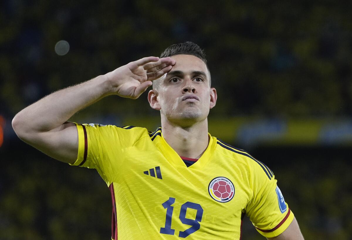 Rafael Santos Borré, de Colombia, festeja tras anotar el primer tanto de su equipo ante Venezuela 