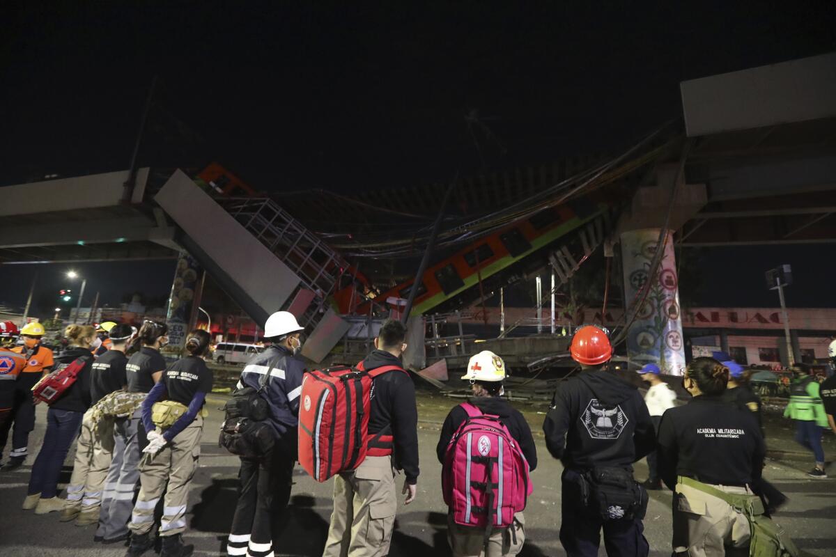 El personal de rescate se detiene frente a los vagones del metro de Ciudad de México 