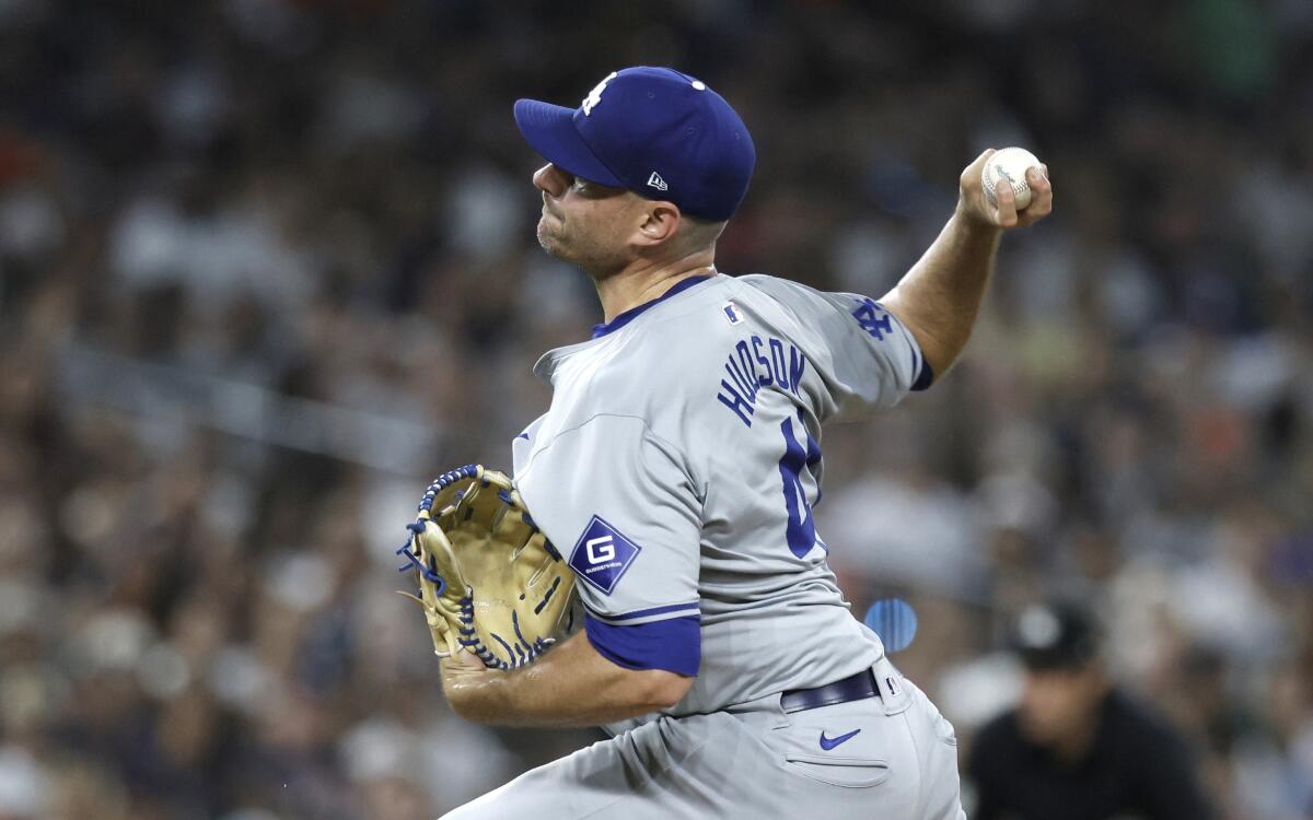 Dodgers'ın rölyef oyuncusu Daniel Hudson, Cuma günü dokuzuncu vuruşta sayı yapıyor.
