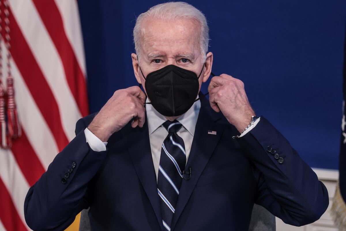 Biden anuncia más tests gratuitos y más médicos militares ante ómicron