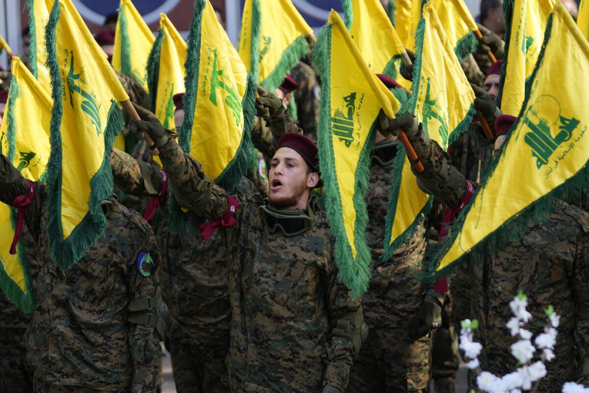 Combatientes de Hezbollah acuden al funeral de su comandante Wissam al-Tawil,