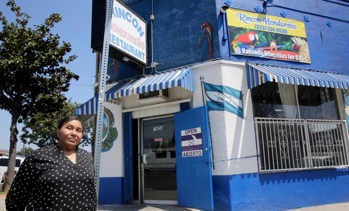 Blanca Pérez posa frente a la entrada principal del restaurante Rincón Hondureo.
