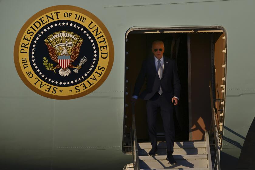 El presidente estadounidense Joe Biden llega en el Air Force One a Mountain View, California, el jueves 9 de mayo de 2024. (Jose Carlos Fajardo/Pool Photo via AP)