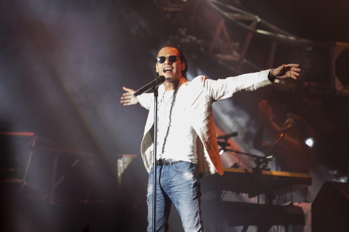 Marc Anthony, que aparece en este imagen durante un show en Santo Domingo, es el fundador de Somos una Voz.