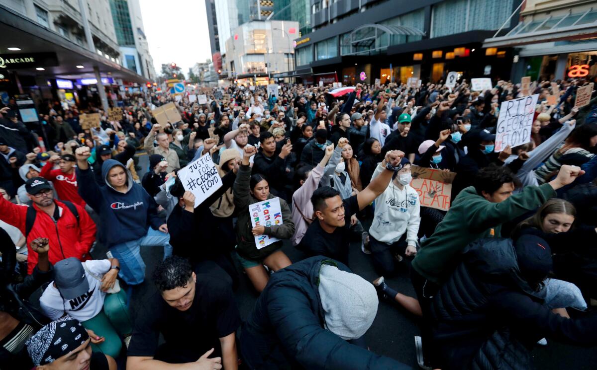Cientos de manifestantes realizan una marcha en el centro de Auckland, Nueva Zelanda, el lunes 1 de junio de 2020, para protestar por la muerte del afroestadounidense George Floyd, quien murió en custodia de la policía en Minneapolis el 25 de mayo. (Dean Purcell/New Zealand Herald vía AP