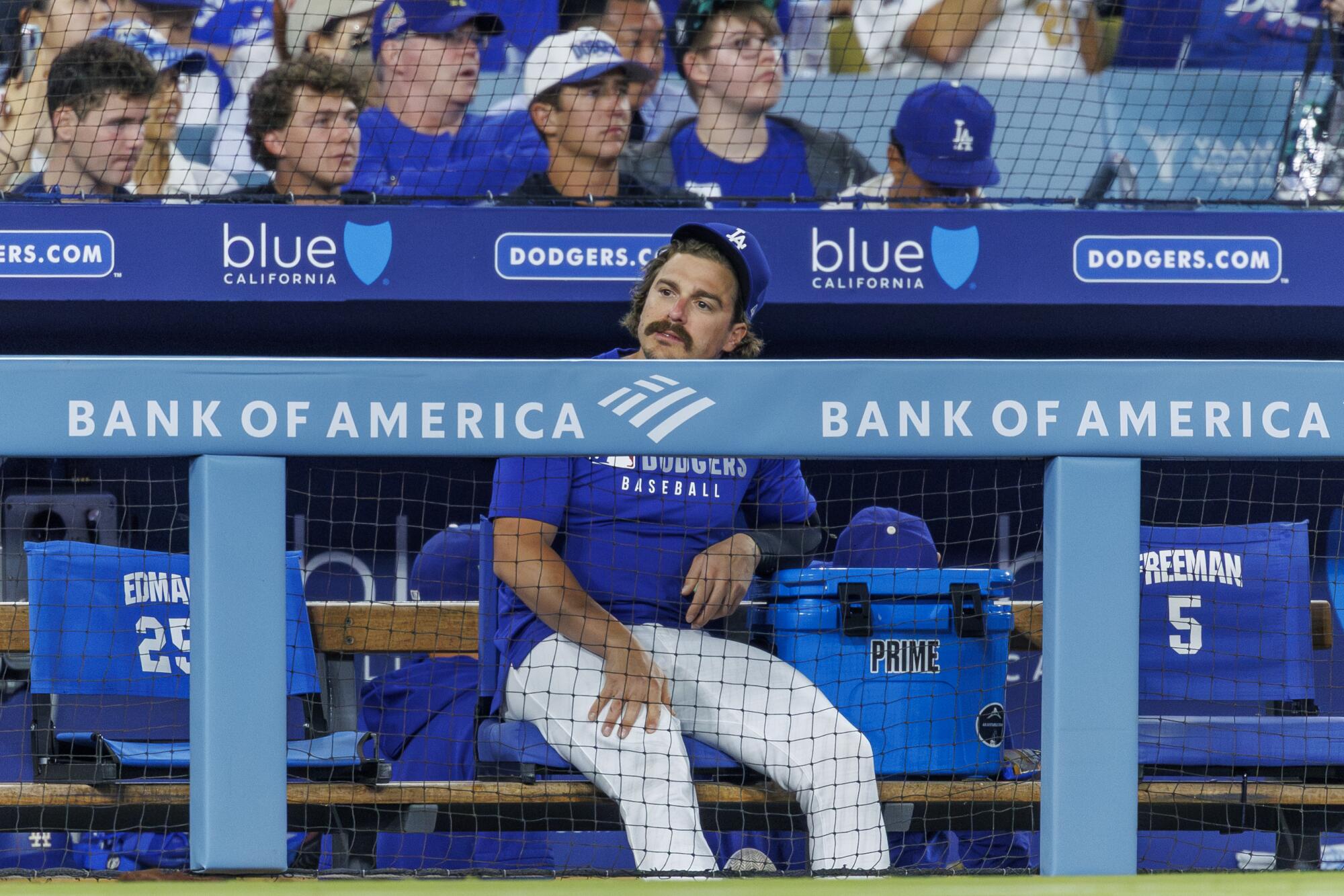 El jugador de servicios públicos de los Dodgers, Kiké Hernández, mira la canoa en un partido contra los Padres en San Diego el 15 de agosto.