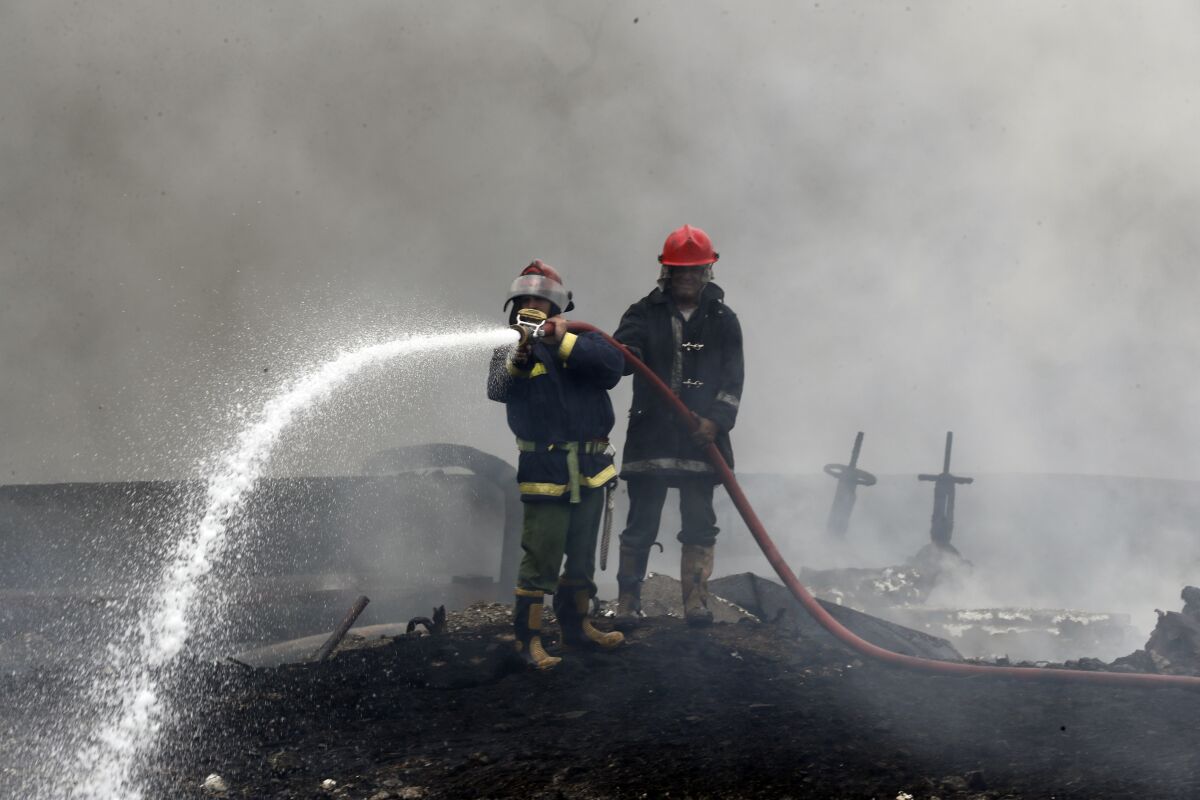 Los bomberos trabajan para apagar un incendio mortal en una instalación de almacenamiento 