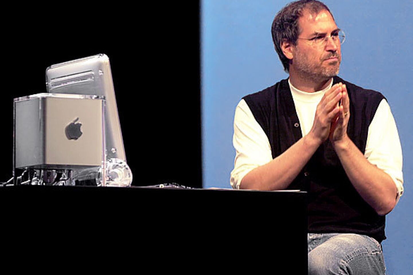 Jobs demonstrates Apple's new flat screen and G4 Cube at the Seybold Conference & Exposition. He also announced the upcoming launch of the OSX operating system.