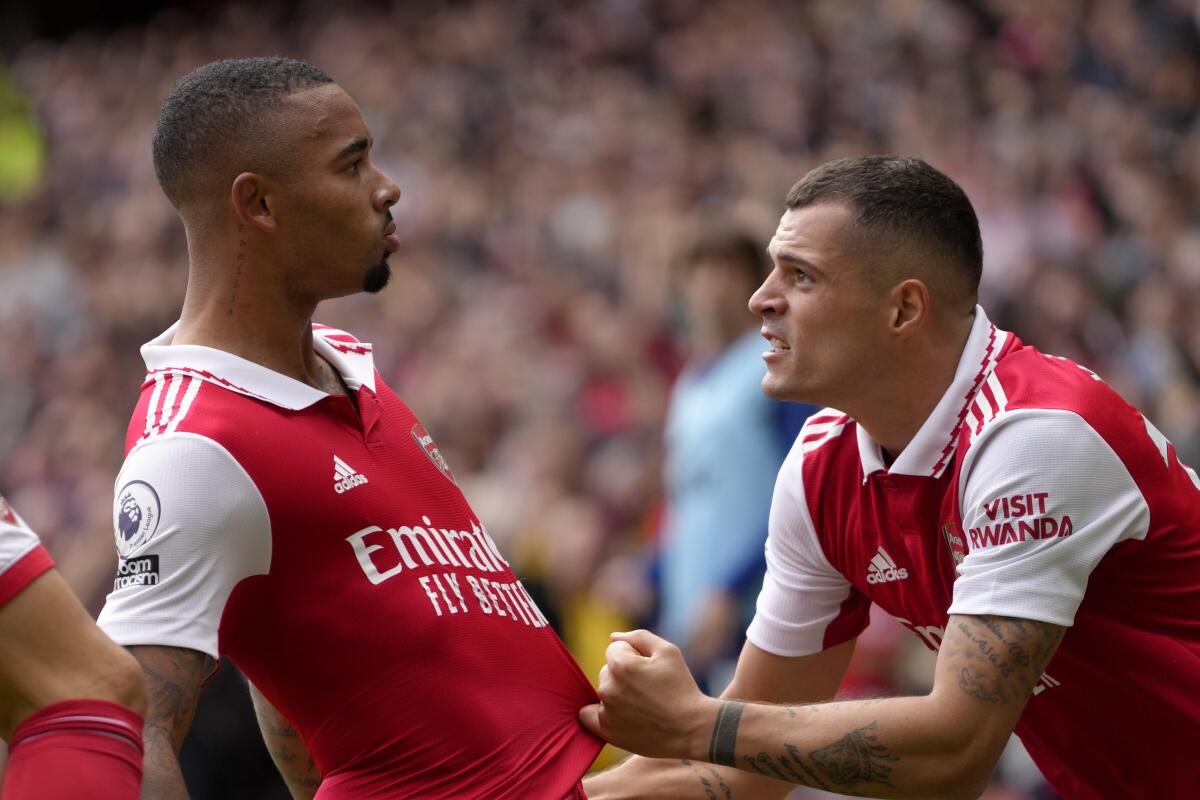 Gabriel Jesus, izquierda, y Granit Xhaka festejan el segundo gol de Arsenal 
