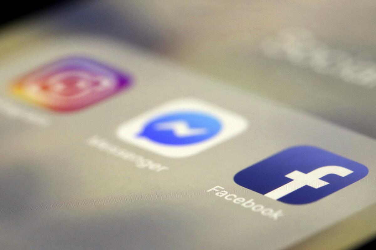 ARCHIVO- Los iconos de las aplicaciones Facebook, Messenger e Instagram se muestran en un iPhone el 13 de marzo de 2019 en Nueva York. (AP Foto/Jenny Kane, Archivo)