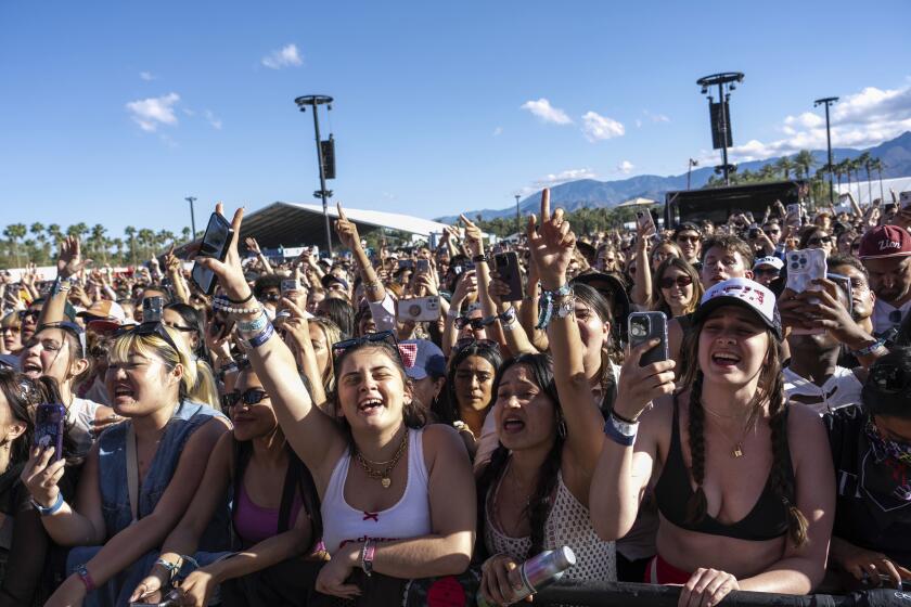 Asistentes al Festival de Música y Artes del Valle de Coachella en el Empire Polo Club el domingo 14 de abril de 2024, en Indio, California. El Servicio de Ciudadanía e Inmigración de los Estados Unidos (USCIS, por sus siglas en inglés) ha instituido un aumento del 250% en la tarifa de la visa para músicos internacionales que se presentan en EE.UU inclyendo festivales como Coachella. (Foto Amy Harris/Invision/AP)