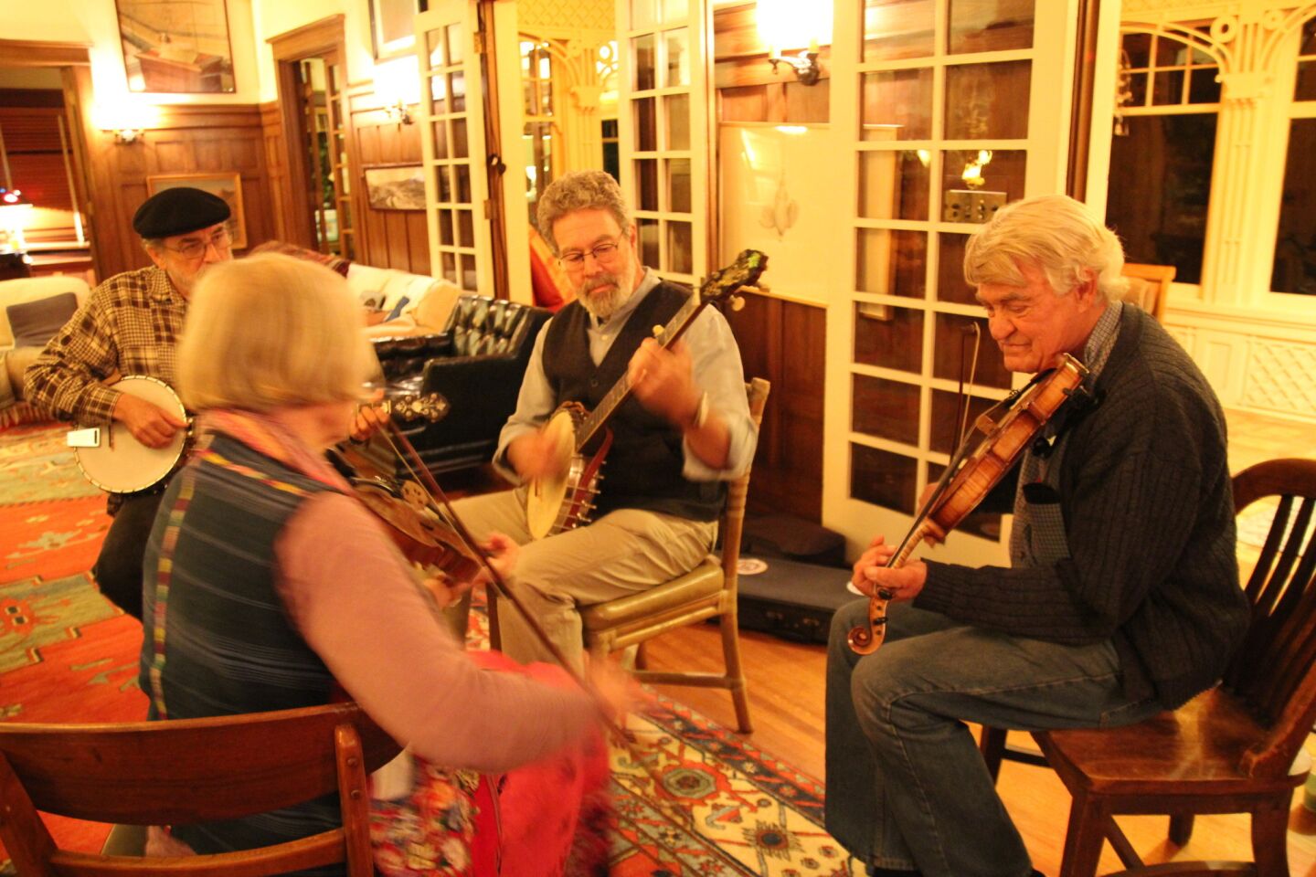 After dinner, the aficionados stick around for an informal jam session in Bunn's living room. These draw expert and novice musicians from around Southern California.