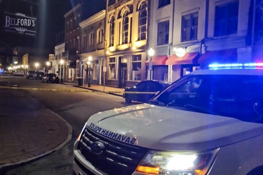 Esta imagen tomada de un video proporcionado por WJCL muestra a la policía que responde al sitio donde ocurrió un tiroteo cerca de Ellis Square, el domingo 19 de mayo de 2024, en Savannah, Georgia. (WJCL vía AP)
