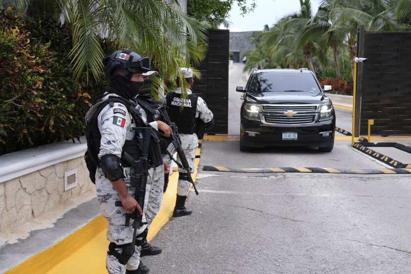 Fuerzas gubernamentales custodian la entrada de un hotel luego de un enfrentamiento armado