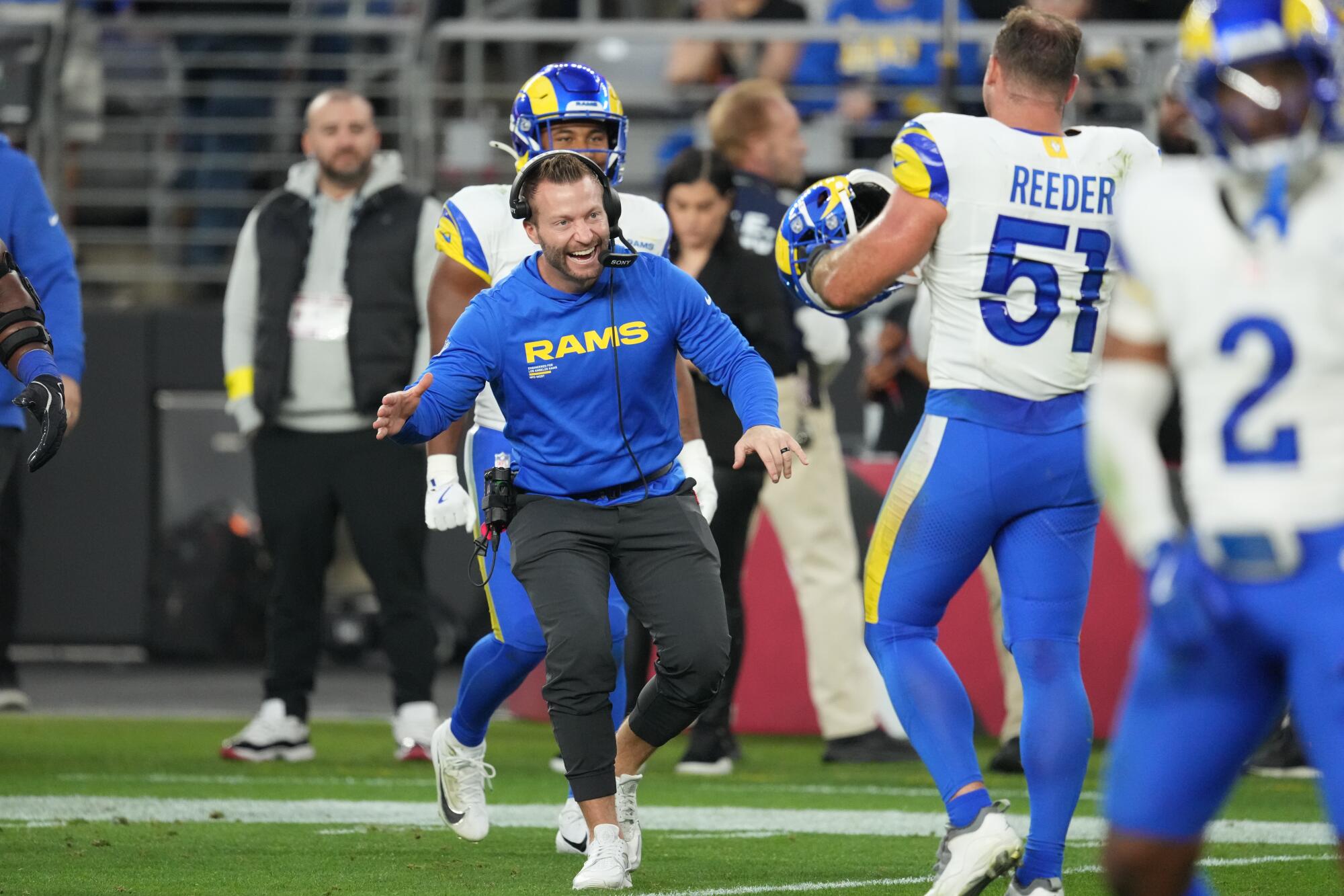 Rams antrenörü Sean McVay (ortada), son saniyelerde defans oyuncusu Troy Reeder ile kutlama yapıyor.