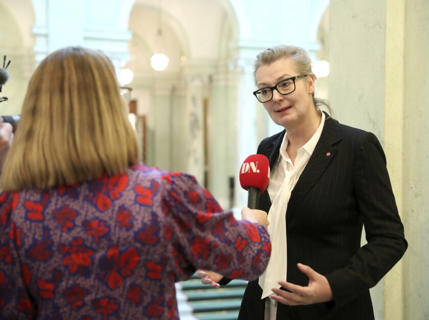Lina Axelsson Kihlblom, ministra de Educación, se reúne con Magdalena Andersson después de que presentara a su nuevo gobierno durante una conferencia de prensa en el Riksdag en Estocolmo, el martes 30 de noviembre de 2021. (Sören Andersson/TT via AP)