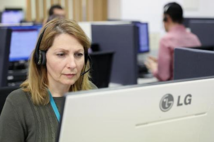 Inauguración en Valencia, por parte de LG y Webhelp, del centro de atención al cliente más grande de LG en España, donde más de 60 personas (el 60% de ellas mujeres), trabajan para atender los más de 15 millones de clientes que tiene LG en España. EFE/Ana Escobar/Archivo