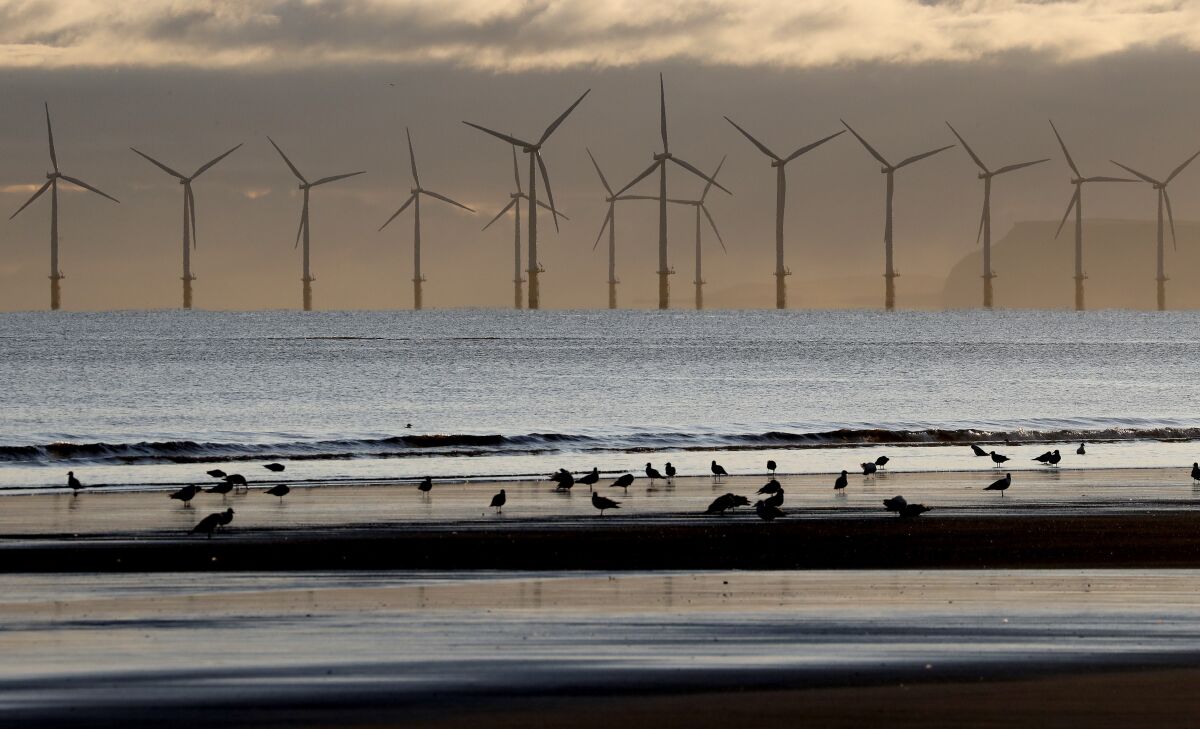 ARCHIVO - La imagen muestra una granja eólica offshore frente a la playa en Hartlepool, Inglaterra, 12 de noviembre de 2019. El gobierno conservador británico ha levantado su oposición a las granjas eólicas en tierra, decisión elogiada por grupos ambientalistas, miércoles 7 de diciembre de 2022. (AP Foto/Frank Augstein, File)