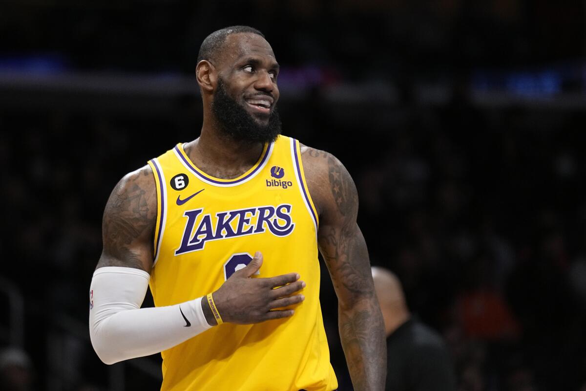 LeBron James, de los Lakers de Los Ángeles, sonríe en el partido del miércoles 25 de enero de 2023,