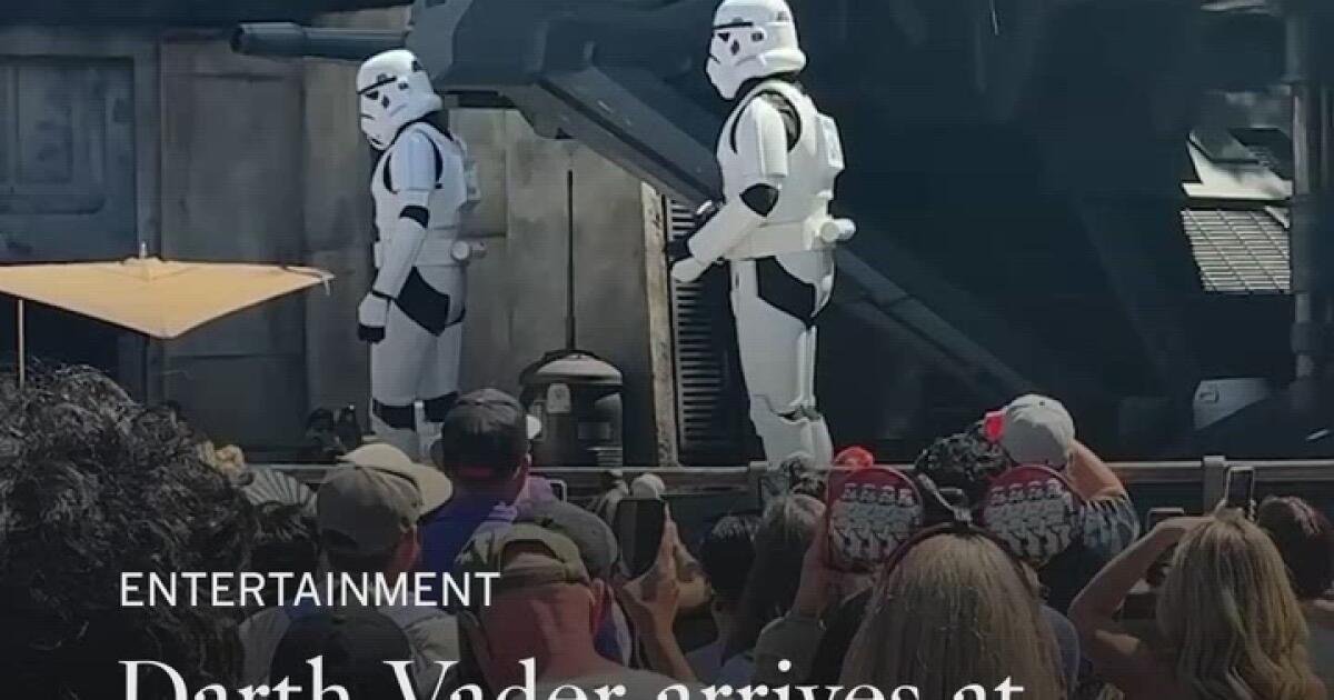 Darth Vader arrives at Disneyland's Galaxy's Edge